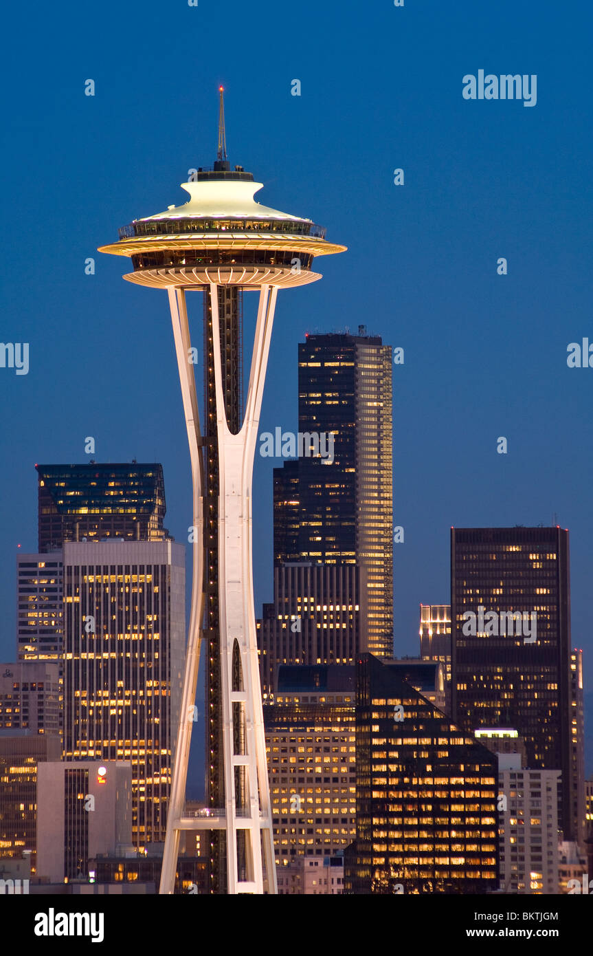 Die Space Needle und die Innenstadt von Bürogebäuden in der Dämmerung von Kerry Park am Queen Anne Hill Seattle, Washington. Stockfoto