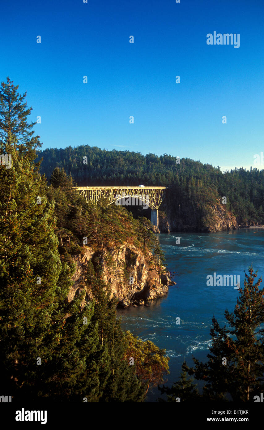 Historic Whidbey Island Bridge und Deception Pass State Park zwischen Whidbey und Fidalgo Inseln, Washington State, USA. Stockfoto