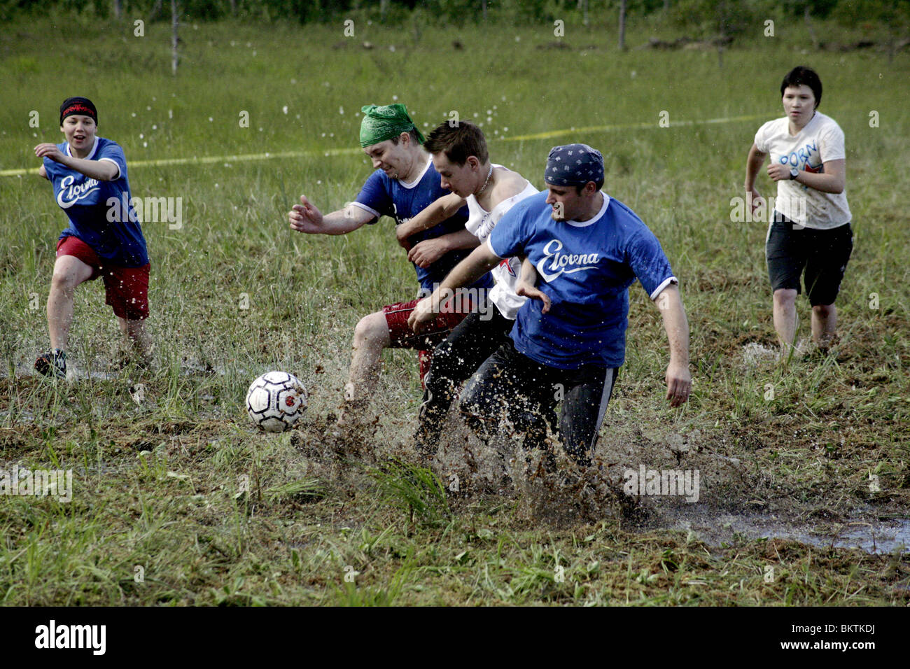 FRAUEN- UND HERRENMANNSCHAFTEN KÄMPFEN IM SCHLAMM: Es ist ein heißes Chaos, wenn FC Pornstars bei der Swamp Soccer World Cup in Ukkohalla, Finnland, gegen Turven Nujat antreten Stockfoto