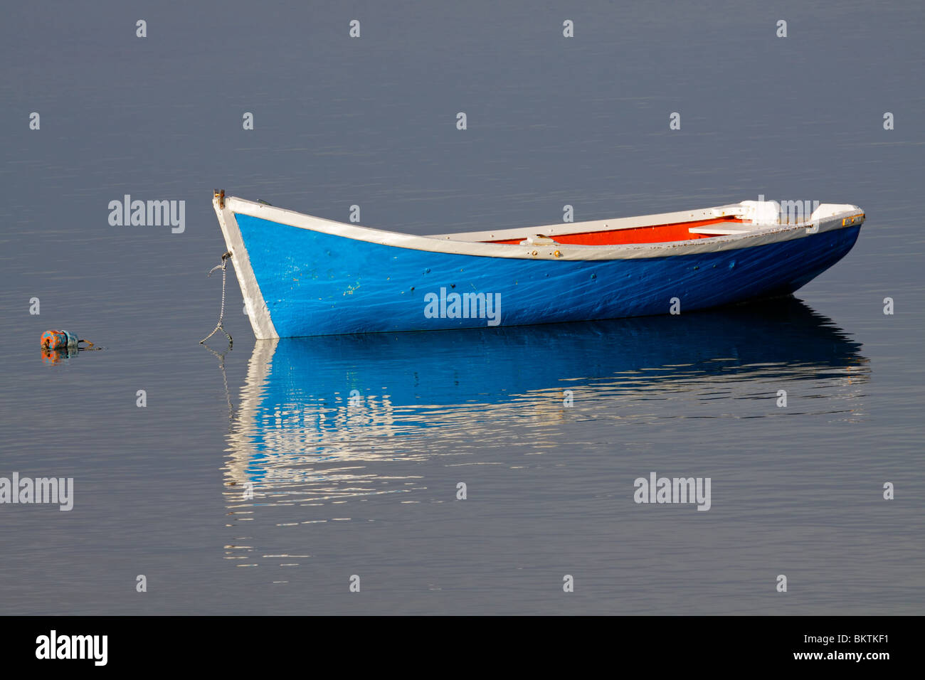 Verankerte hölzernen Fischerboot mit Spiegelung im Wasser Stockfoto