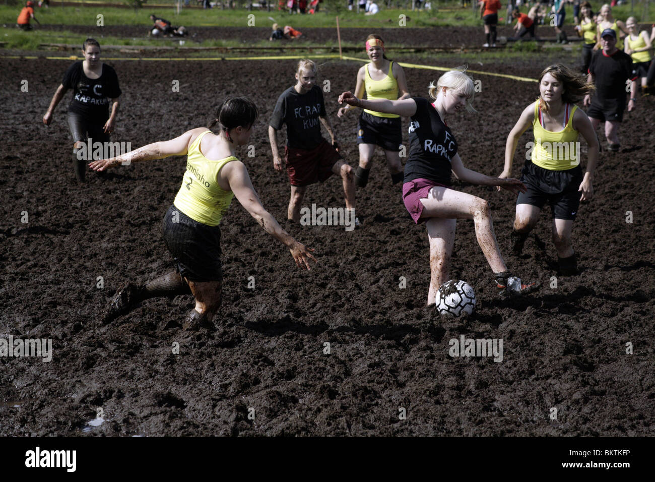 FRAUEN-TEAMS KÄMPFEN HART IM SCHLAMM: Es ist harte Arbeit als TopAkat in Gelb trifft auf den FC Mattel Uutuudet bei der Swamp Soccer World Cup in Ukkohalla, Finnland Stockfoto