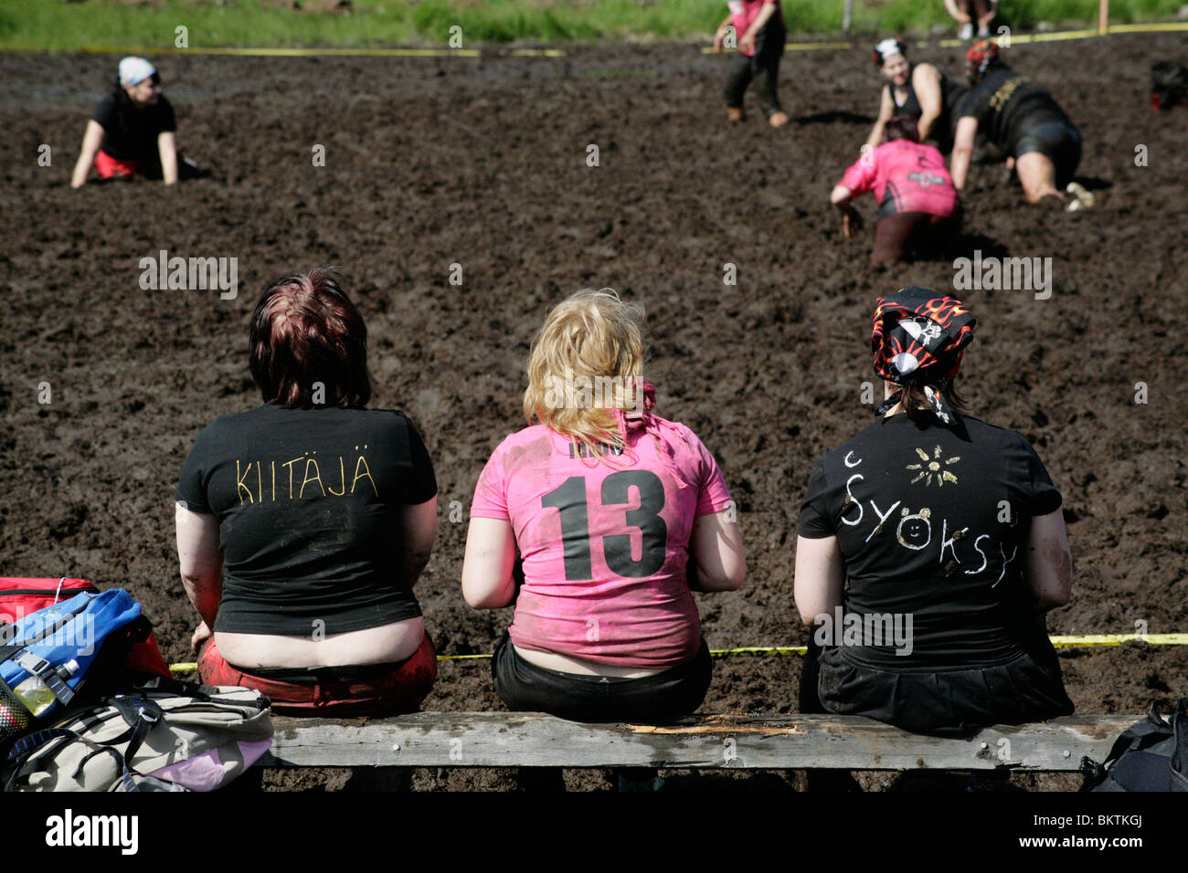 SUMPFFUSSBALL, FRAUEN, SUBS BANK: Eine rosa Ersatzbank beobachtet das Spiel bei der 12. Jährlichen Sumpffußball-Weltmeisterschaft in Ukkohalla, Finnland Stockfoto