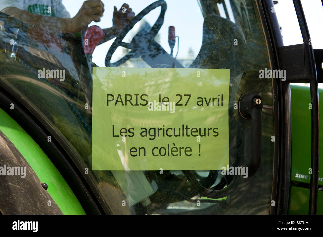 Bauer auf seinem Traktor im Zentrum von Paris. Les Agriculteurs En Colère. Stockfoto