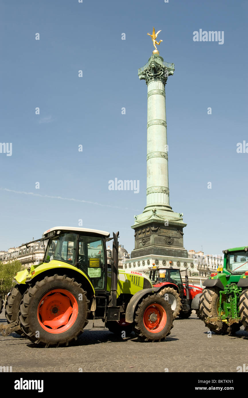 Traktoren am place De La Bastille in Paris Stockfoto