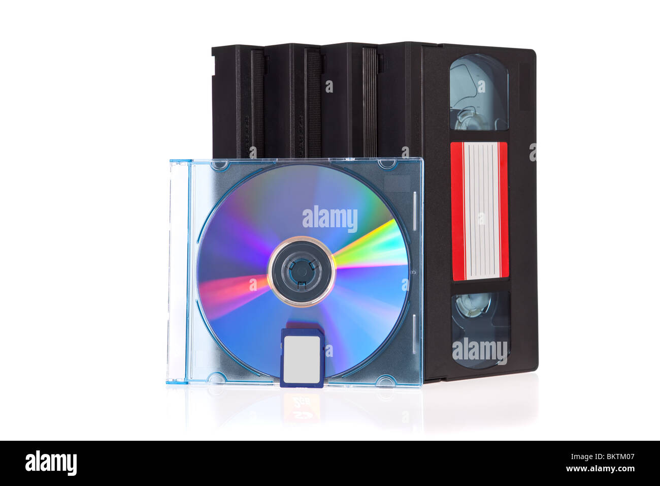 Alte Video-Kassette, eine DVD-Disk mit Flash Memory Card isoliert auf weißem Hintergrund Stockfoto