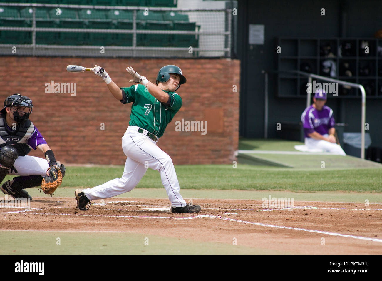 Baseball-Spieler in einer Tonhöhe schwingen Stockfoto