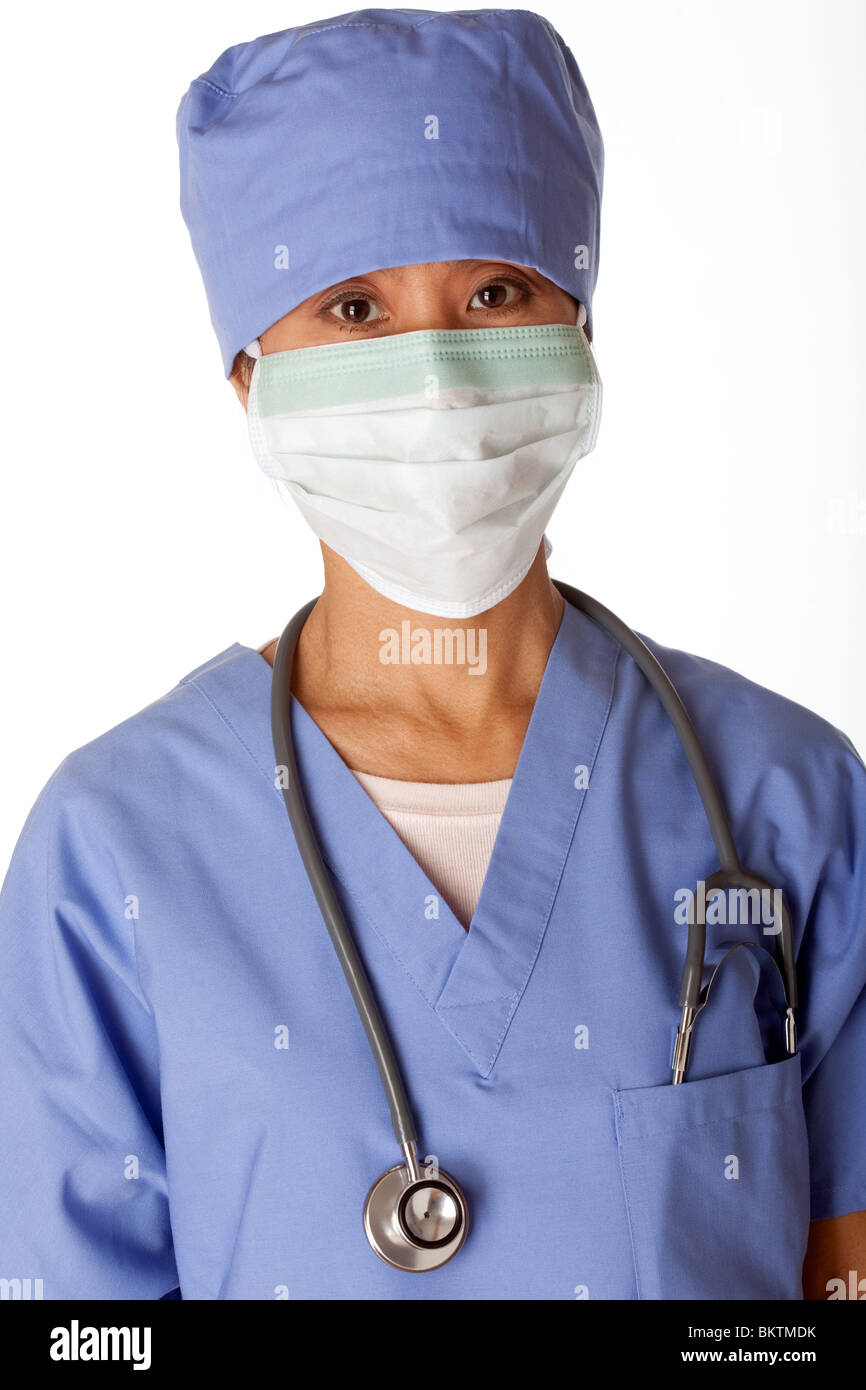 Asiatische Frauen Arzt Peelings und eine Maske tragen. Sie hat ein Stethoskop um den Hals. Vertikale erschossen. Isoliert. Stockfoto