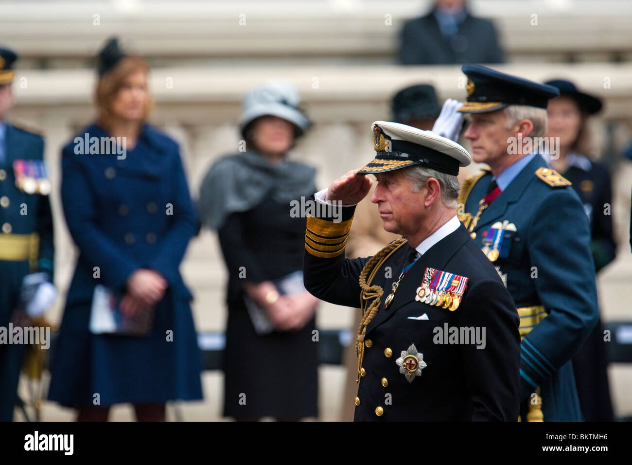 Prince Charles besucht den Service für den 65. Jahrestag des VE-Tag in Whitehall, London Stockfoto