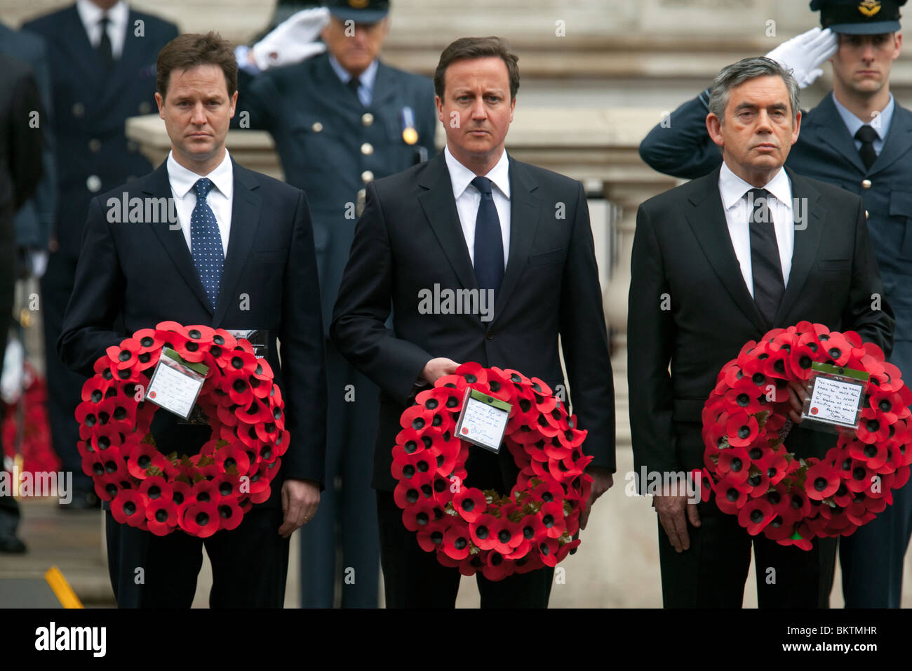 Britische Politiker mit Kränzen bei der VE-Day service in Whitehall, l/r Nick Clegg, David Cameron und Gordon Brown Stockfoto