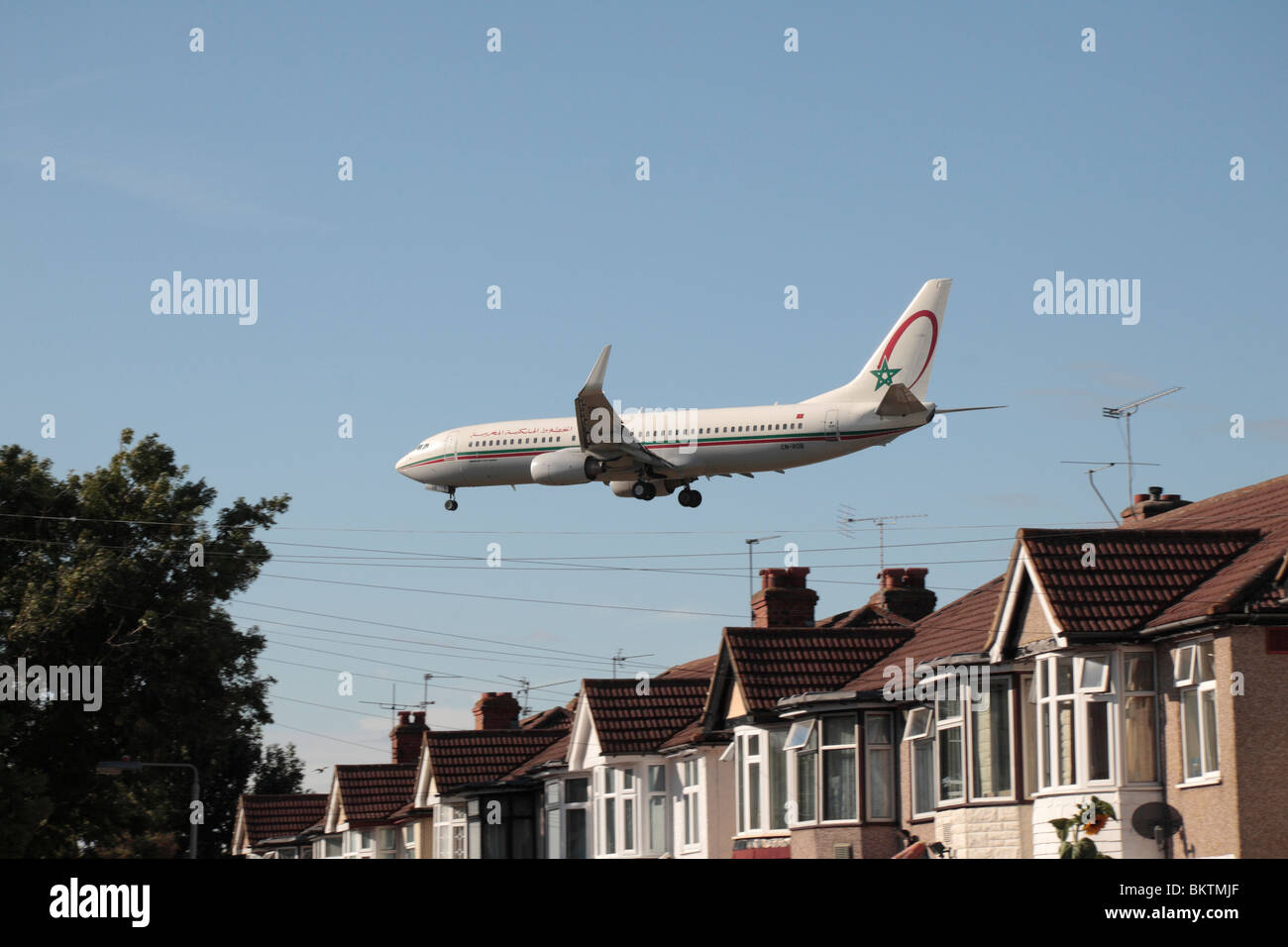 Royal Air Maroc (RAM) Boeing 737 Landung am Flughafen Heathrow, London, UK. Ansicht von Myrtle Avenue, Hounslow. (CN-ROB) Stockfoto