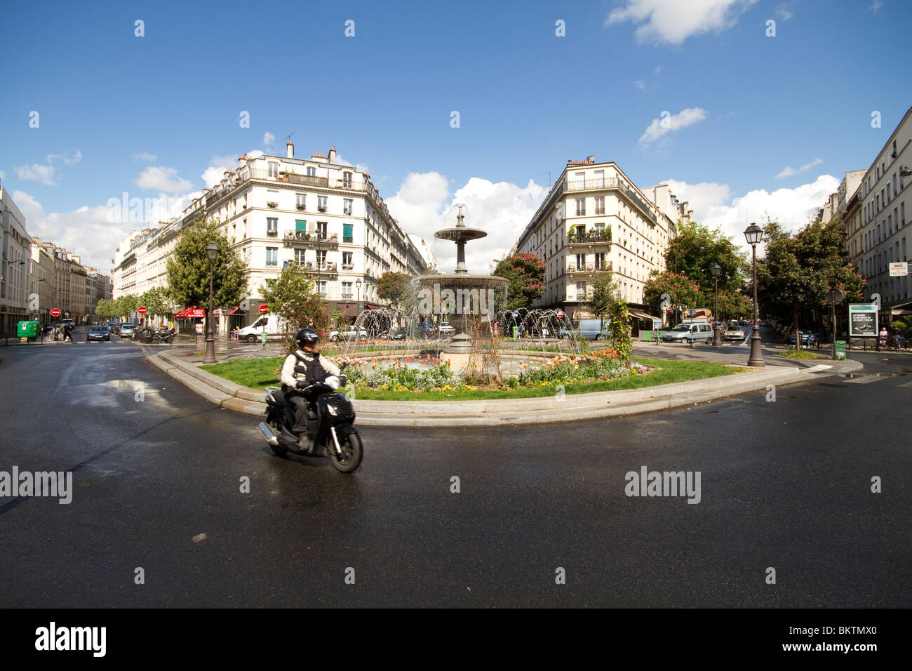 Motorradfahrer fahren rund um den Place du Colonel Bourgoin in Paris Stockfoto