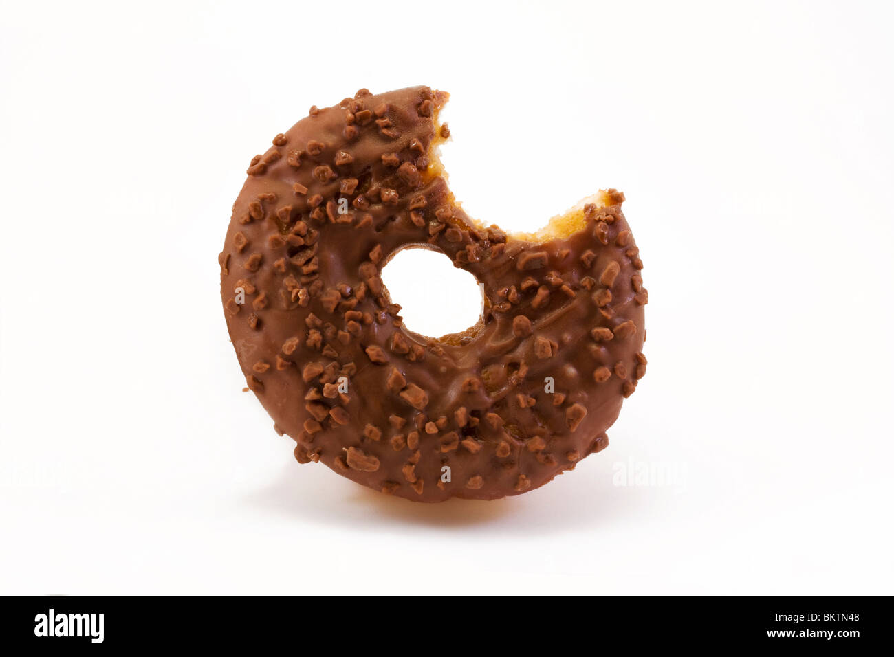 Schokolade überdachten Donut mit einem Biss über weißen herausgenommen Stockfoto