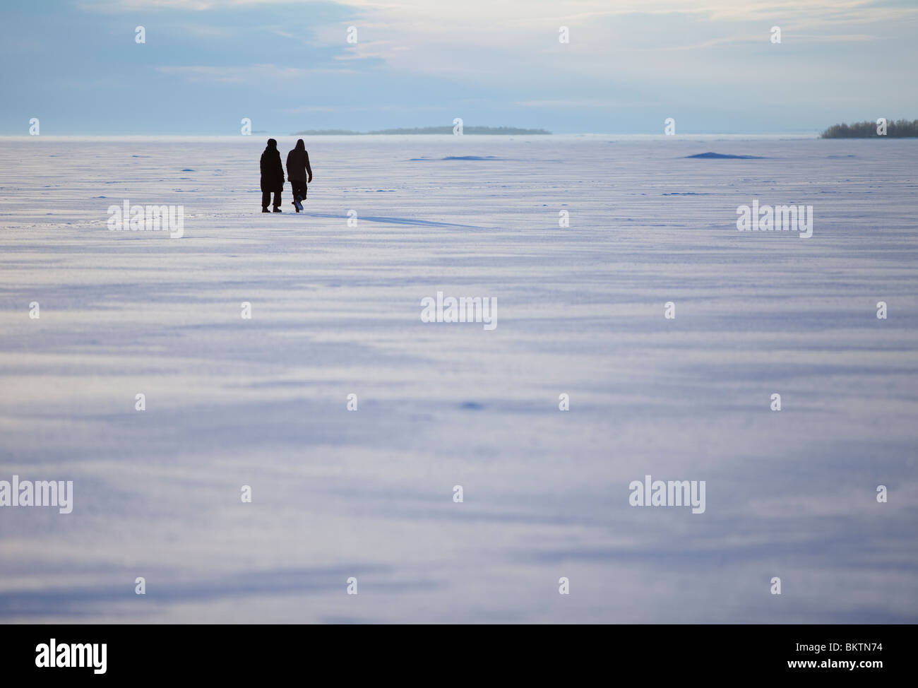 Zwei finnische Frauen, die im Winter auf dem Eis laufen Stockfoto