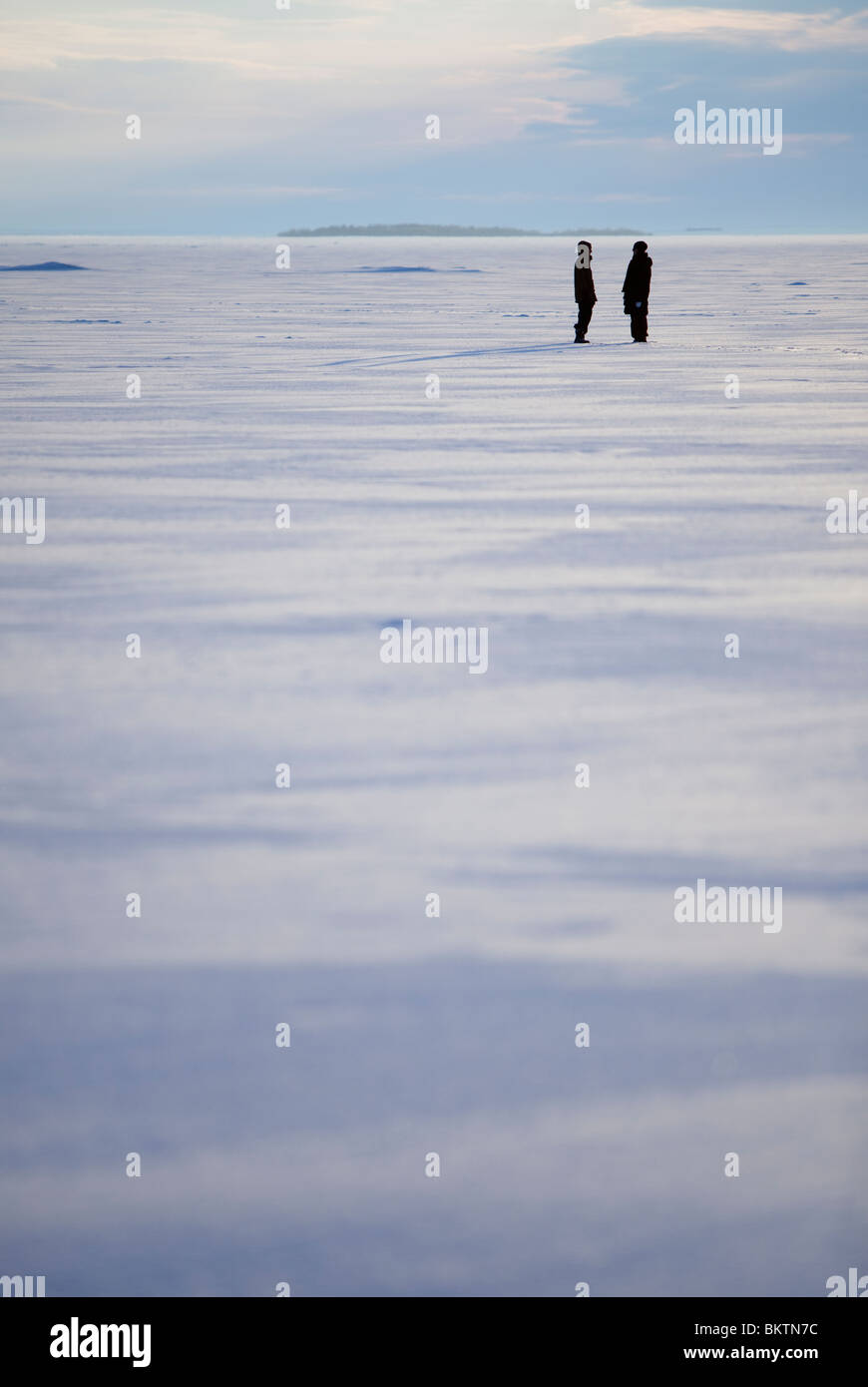 Zwei finnische Frauen stehen zusammen auf dem Ostseeis in Winter, Finnland Stockfoto