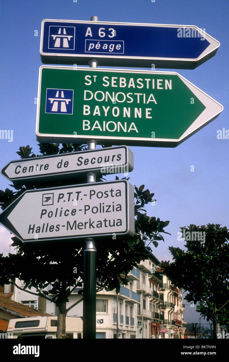 zweisprachige Zeichen, zweisprachige Schilder, Zeichen der französischen Sprache, baskische Sprache Zeichen, Richtungsanzeiger, Schilder, Schilder, Saint-Jean-de-Luz, Aquitaine, Frankreich Stockfoto
