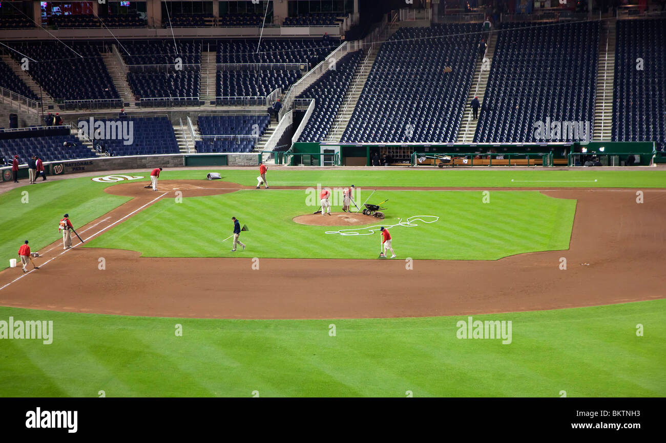 Washington, DC - Gärtnern Bräutigam das Infield auf Nationals Park nach Washington Nationals Baseball-Spiel. Stockfoto