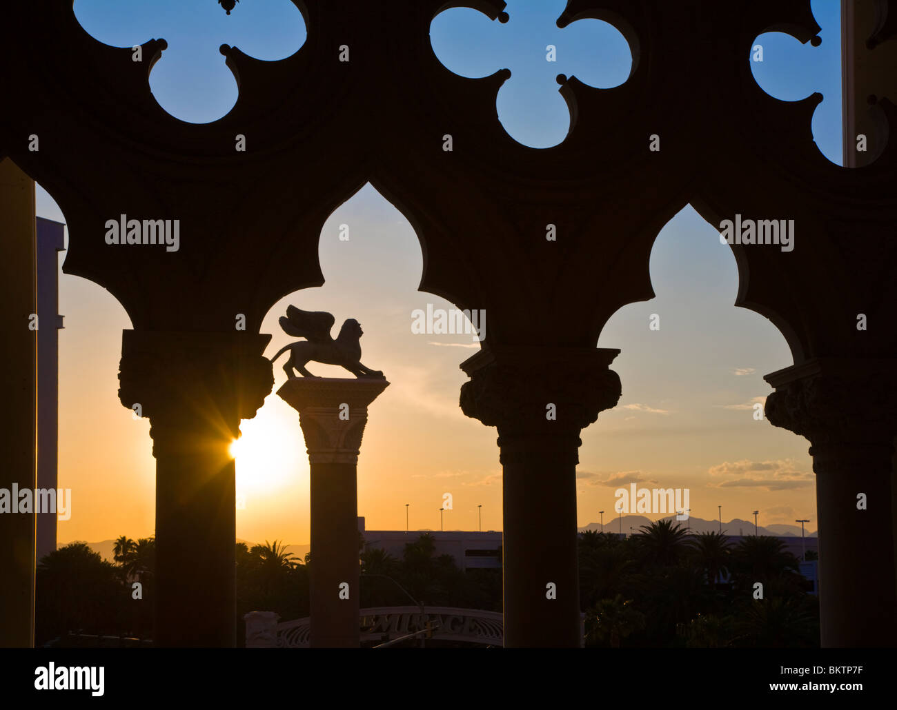 Gitter und Löwe Statue im VENETIAN HOTEL AND CASINO repliziert die italienische Stadt Venedig - LAS VEGAS, NEVADA Stockfoto