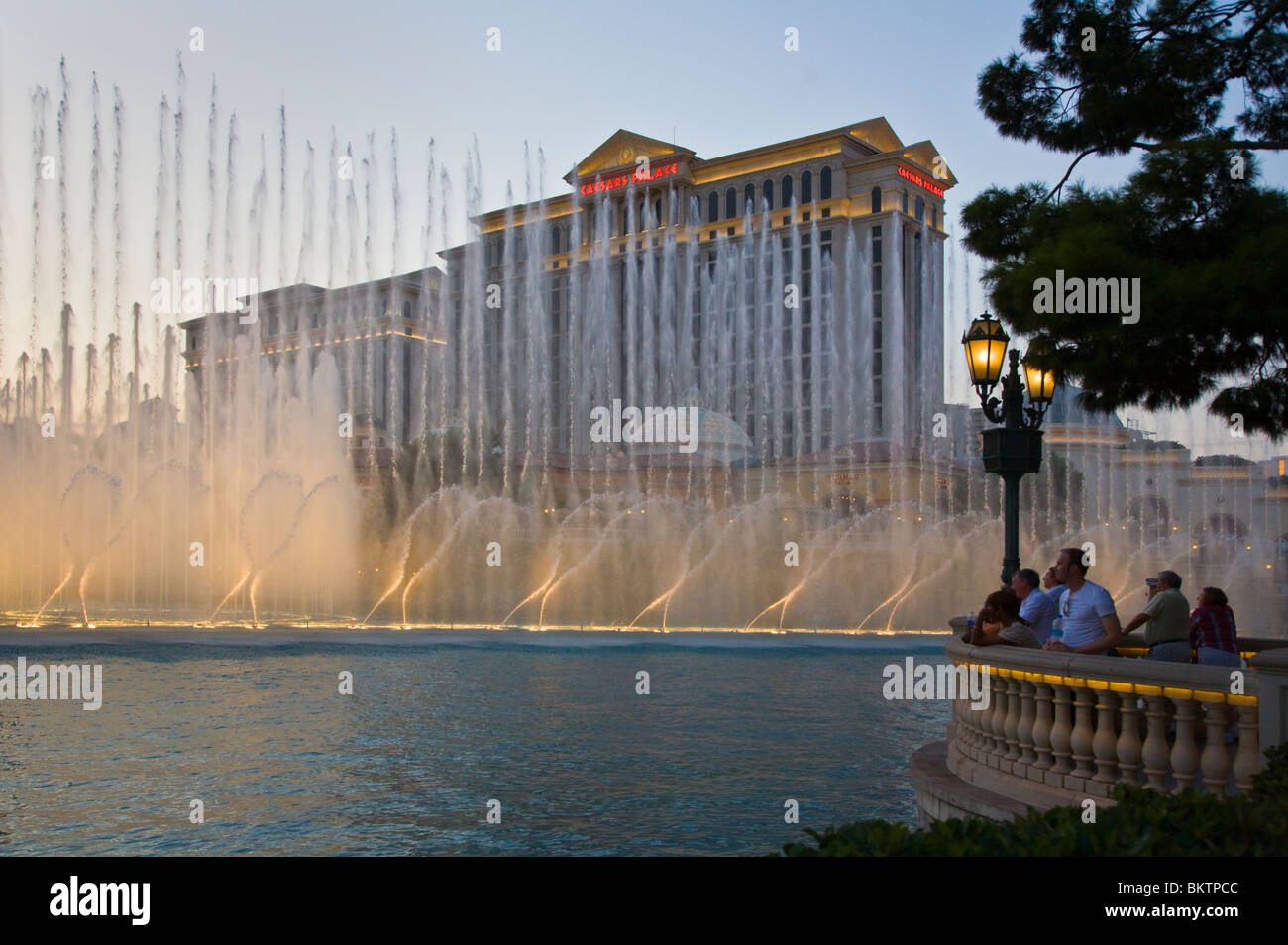 Am Abend Brunnen SHOW im BELLAGIO HOTEL AND CASINO - LAS VEGAS, NEVADA Stockfoto