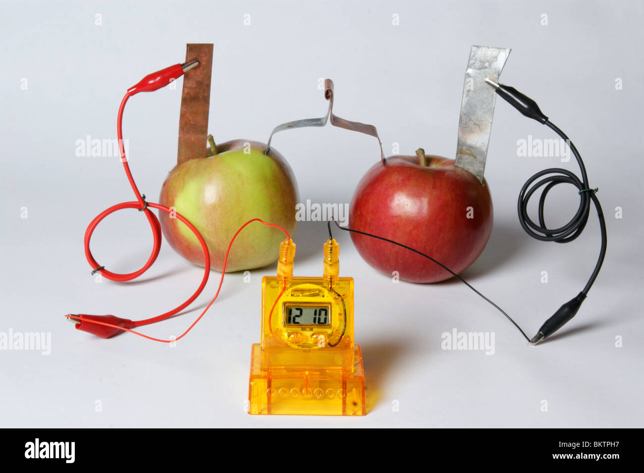 Low Cost experimentieren, Voltaic Zelle mit einem Kupferband Streifen und Zink mit einem Apfel als Elektrolyt Stockfoto
