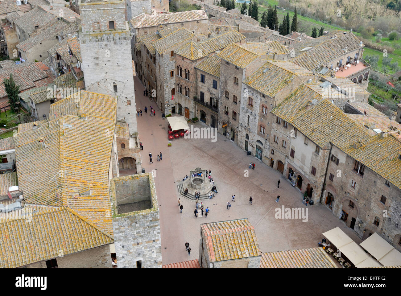 Ein schönen Blick auf die Piazza della Cisterna, einer schönen dreieckigen Piazza mit 13. Jahrhundert gut und beringte durch unberührte 13. - und 14 t Stockfoto