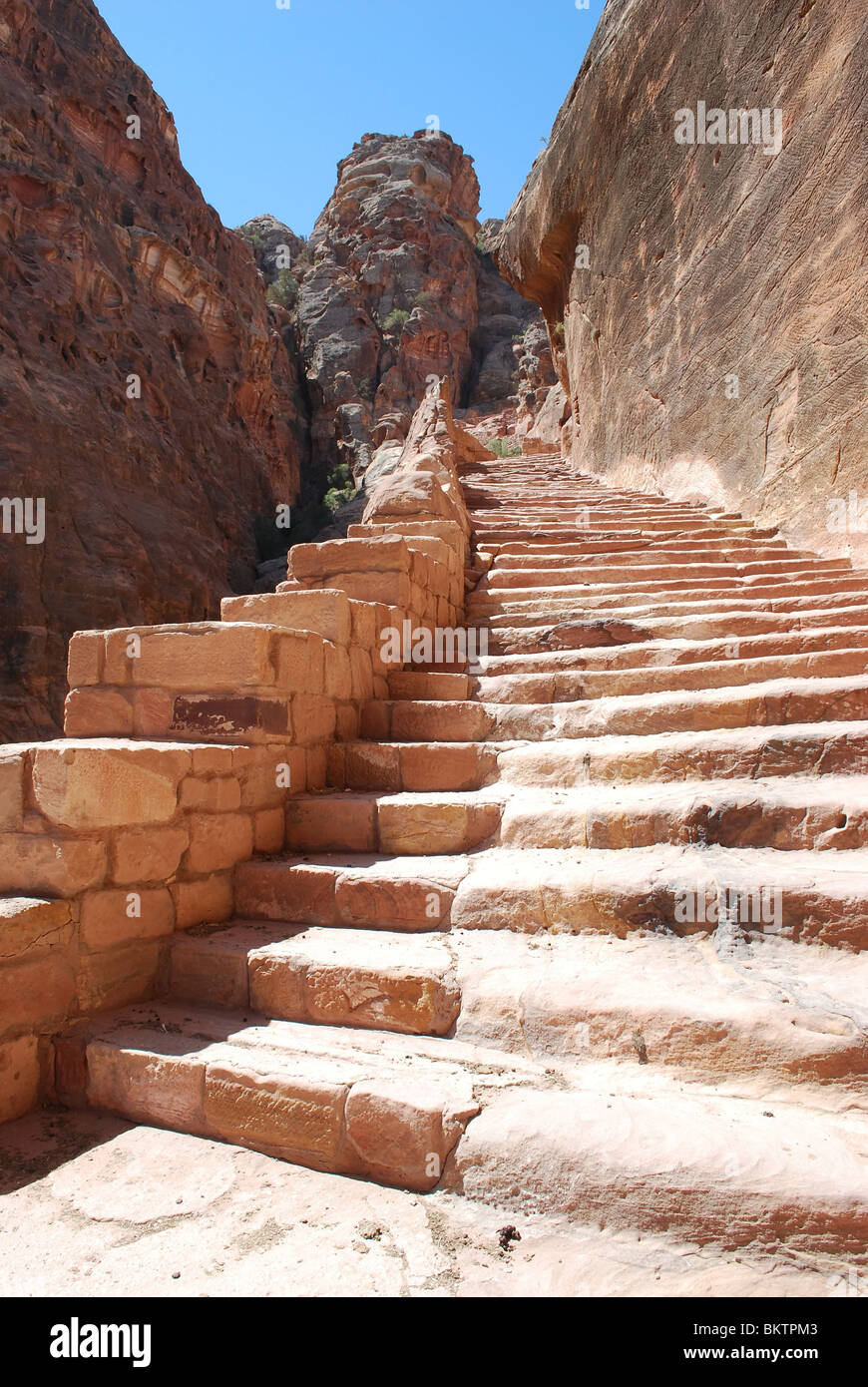 Treppen auf dem Hügel über Petra Stockfoto