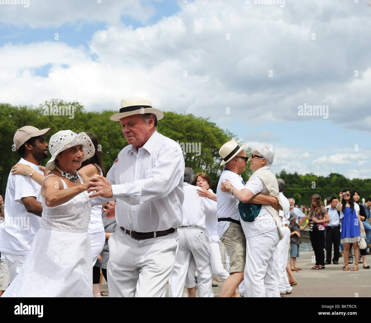 Ältere Menschen tanzen im freien Stockfoto
