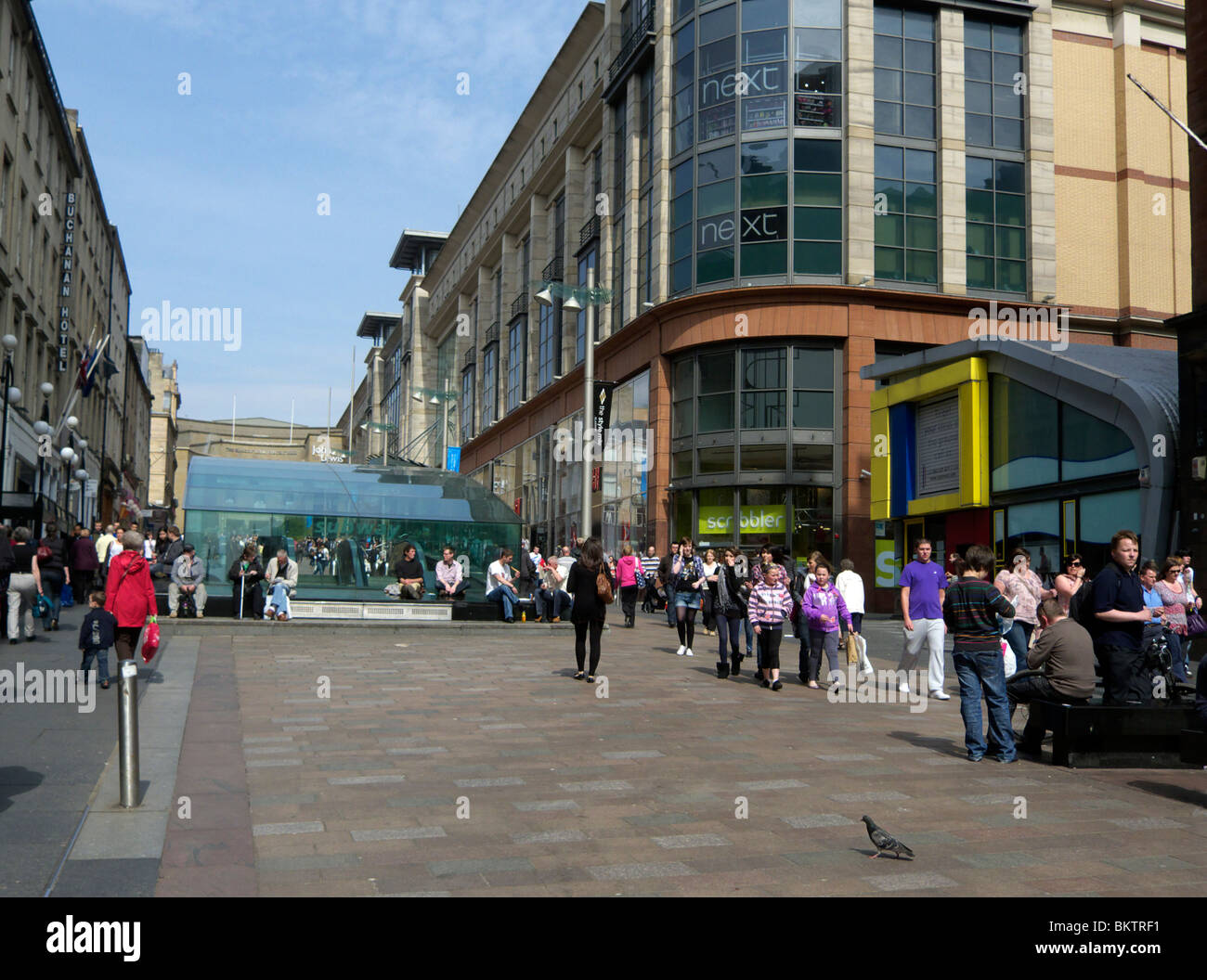 Oberen Teil der Buchanan Street in Glasgow mit Eingang zur u-Bahnstation und Buchanan Galleries und Einkaufszentrum rechts. Stockfoto