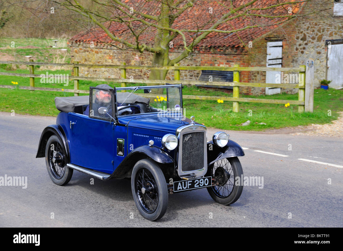 1934-Austin sieben Opal 2-Sitzer. Oldtimer auf der offenen Straße. Stockfoto