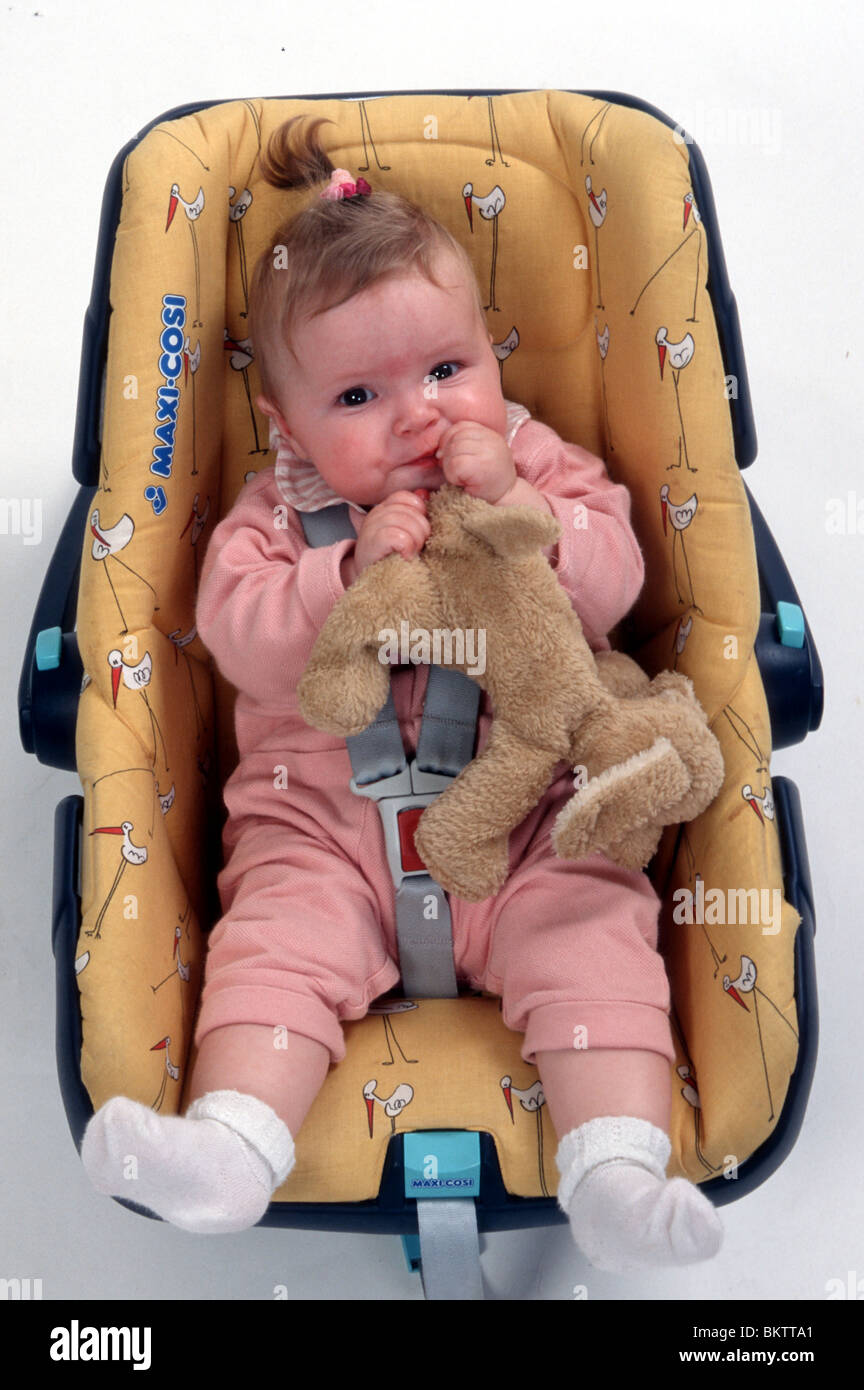 Baby Spielzeug Mund Baby Spielzeug Mund Maxi cosi Stockfotografie - Alamy
