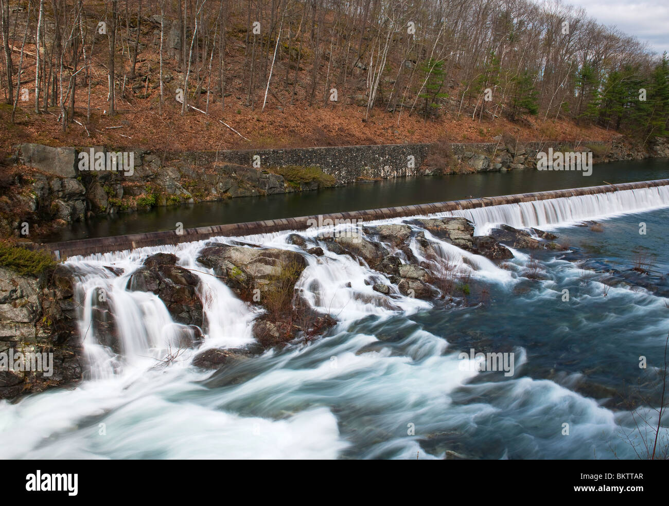 Die Hochwasserentlastung am Ausbau Stausee, Massachusetts. Stockfoto