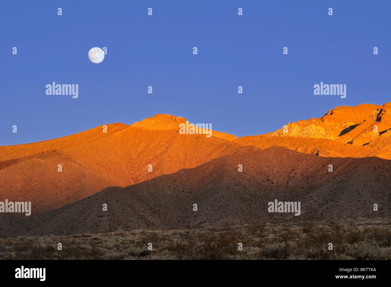 Sonnenuntergang und Mondaufgang über Panamint Range in Death Valley Nationalpark, Kalifornien Stockfoto