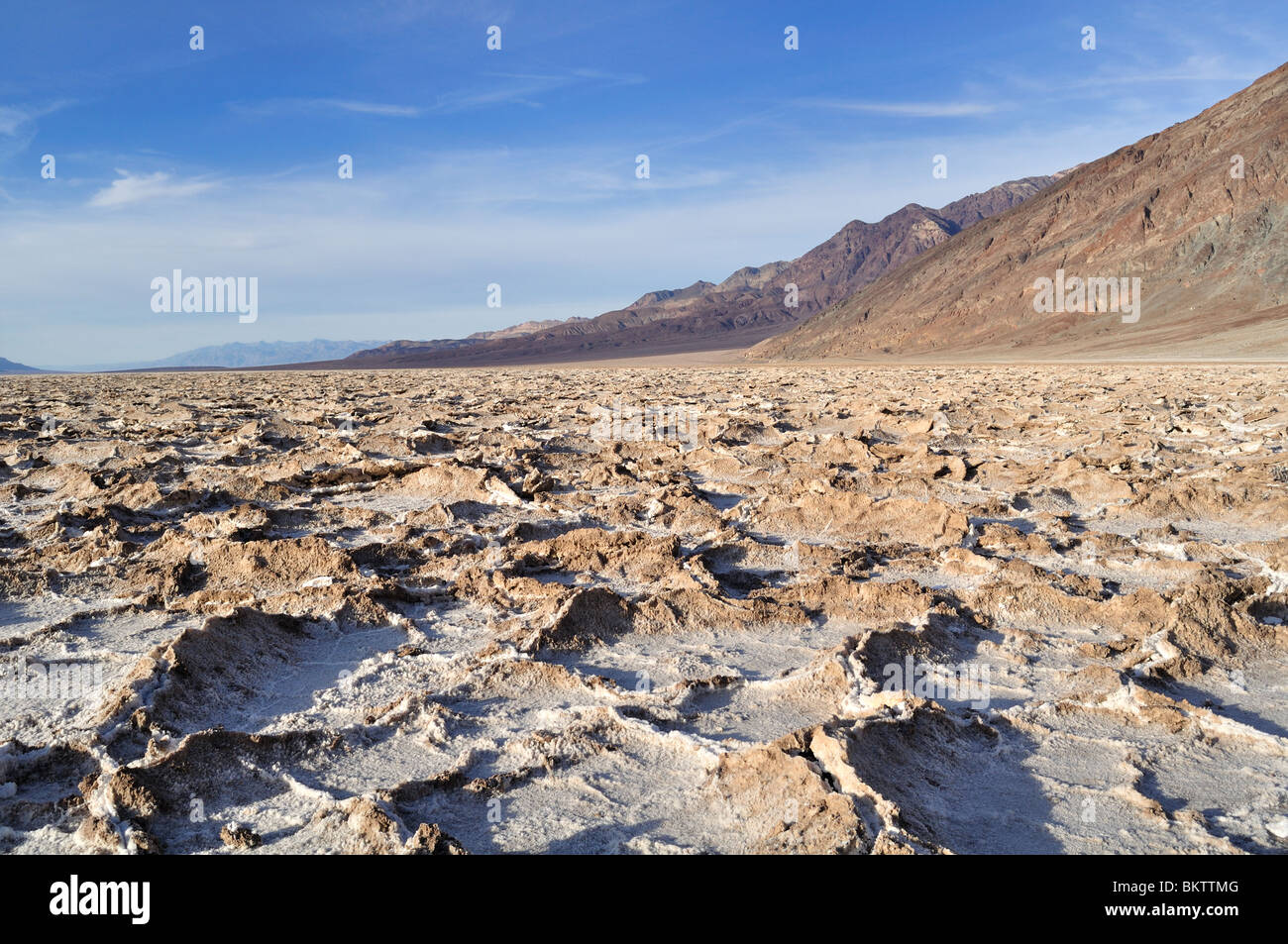 Gebrochene Salzsole Boden Textur im schlechten Wasser Teil des Death Valley Nationalpark, Kalifornien Stockfoto