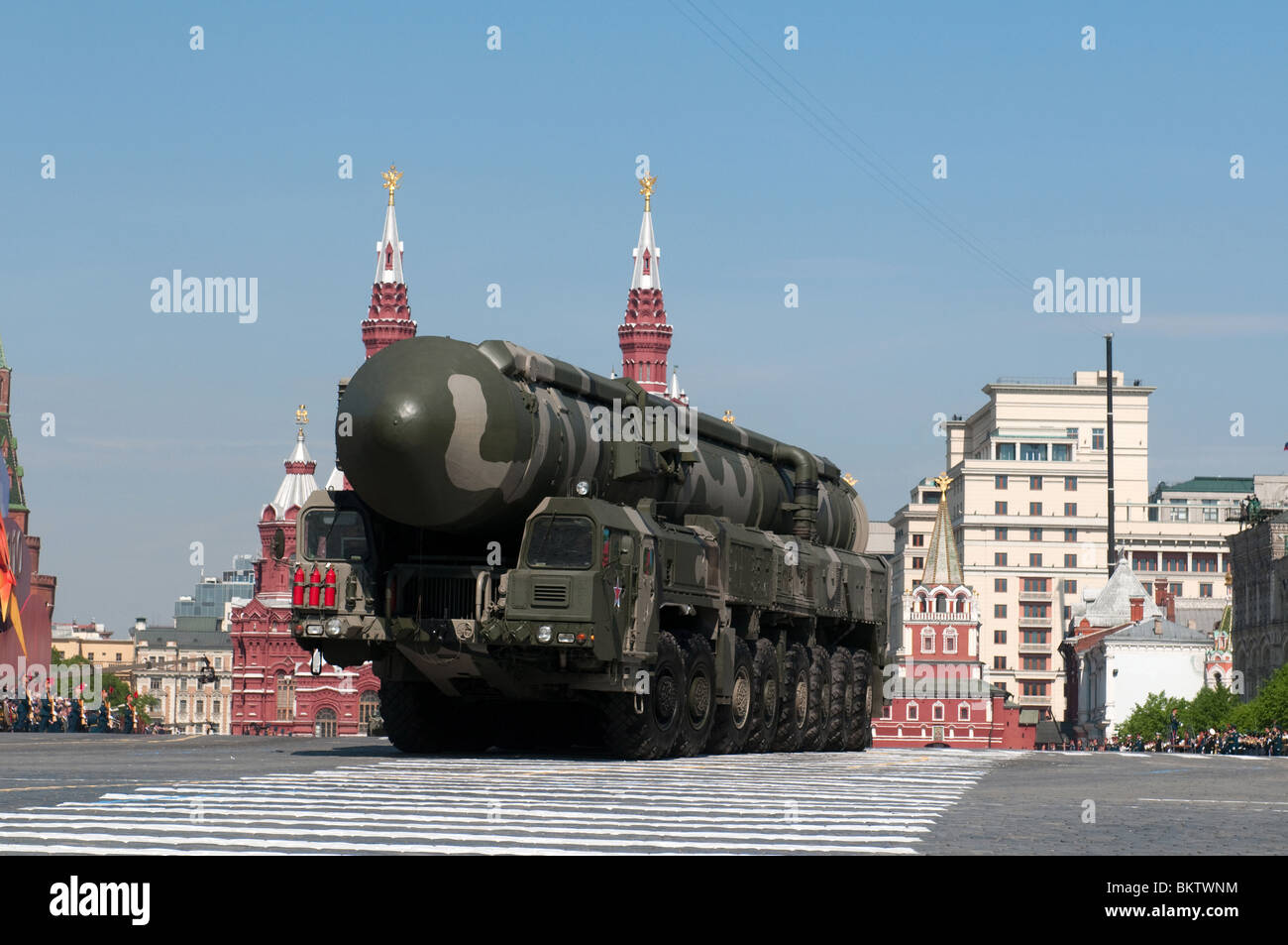 Mobile Raketen RT-2UTTKh «Topol-M» (NATO Namen SS-27 Sickle-B) marschieren entlang der Rote Platz Moskau Siegesparade 2010 Stockfoto
