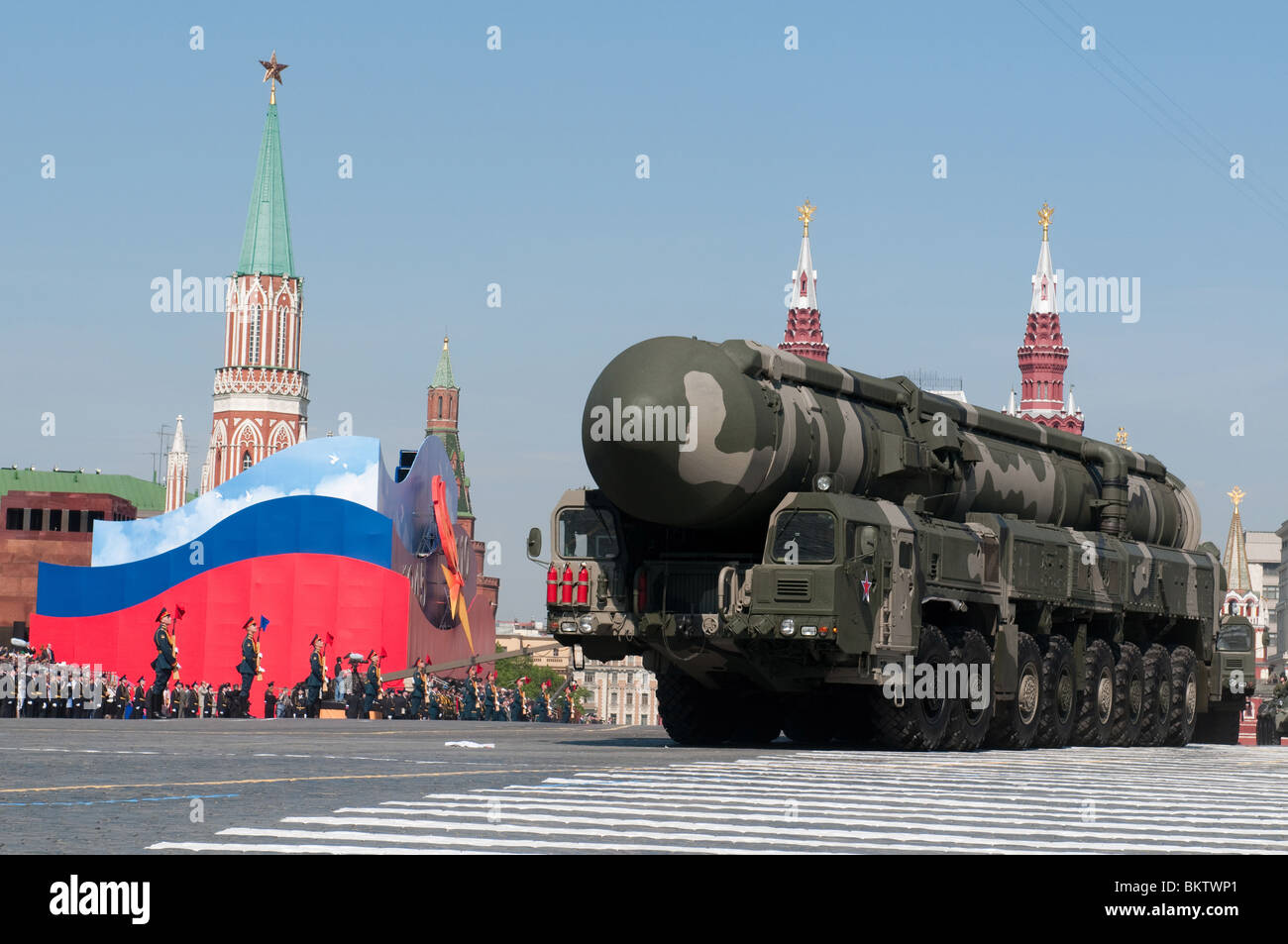 Mobile Raketen RT-2UTTKh «Topol-M» (NATO Namen SS-27 Sickle-B) marschieren entlang der Rote Platz Moskau Siegesparade 2010 Stockfoto