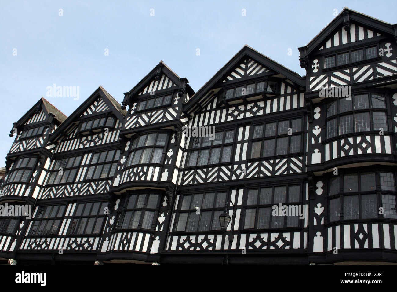 Viktorianische Mock Tudor Architektur des Einkaufszentrums Grosvenor, Chester, UK Stockfoto