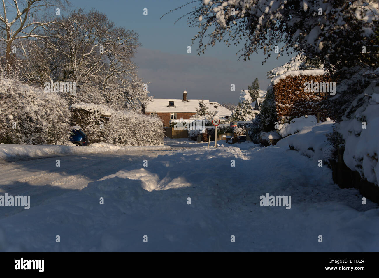 Straße Ende ländliche Straße mit Schnee Stockfoto