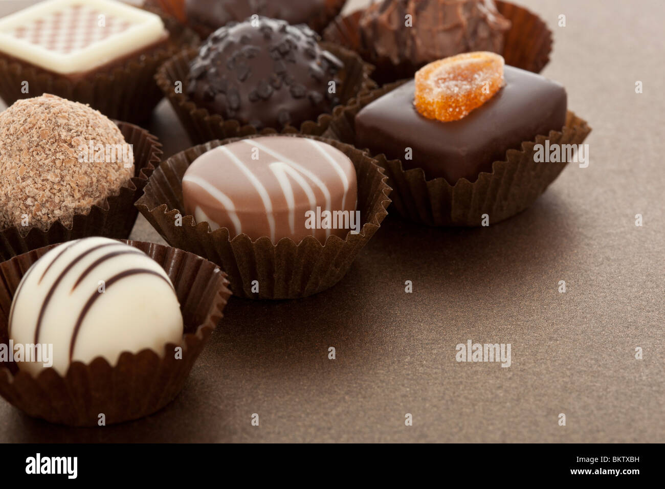 Sortierten Gourmet-Schokolade-Bonbons im Pappbecher Stockfoto