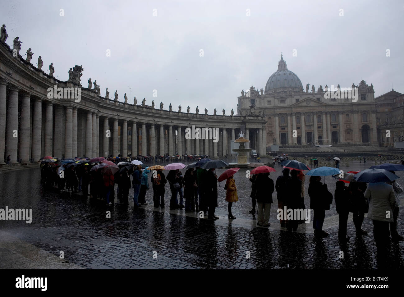 Touristen warten im Regen den Petersdom im Vatikan in Rom, 10. März 2008 eingeben. Foto/Chico Sanchez Stockfoto