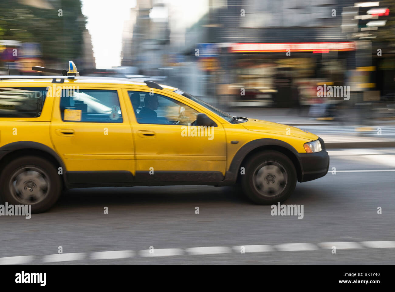 Gelbes Taxi in Stockholm Stockfoto