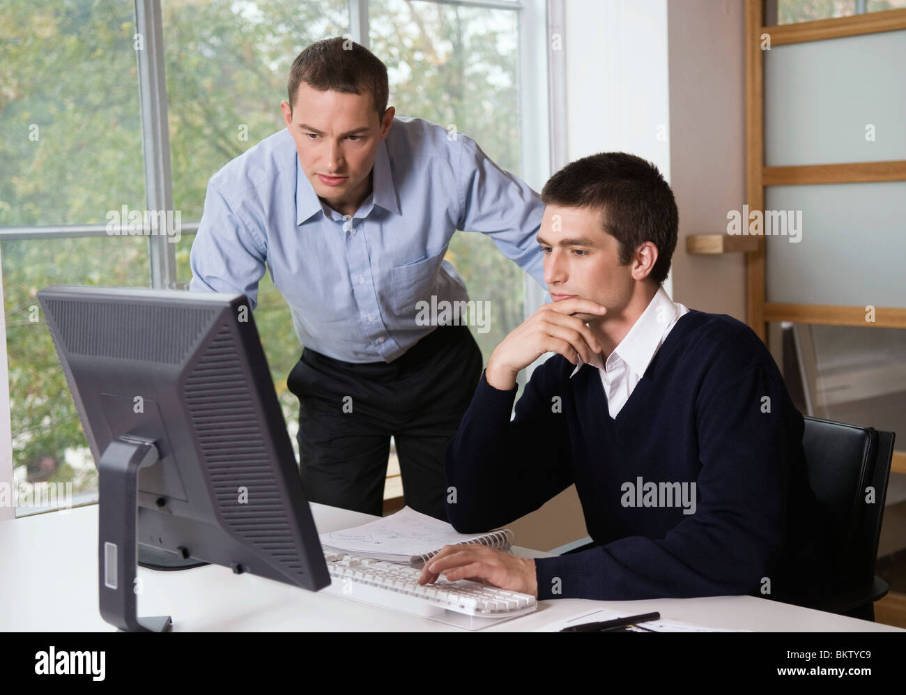 Männer arbeiten zusammen Stockfoto