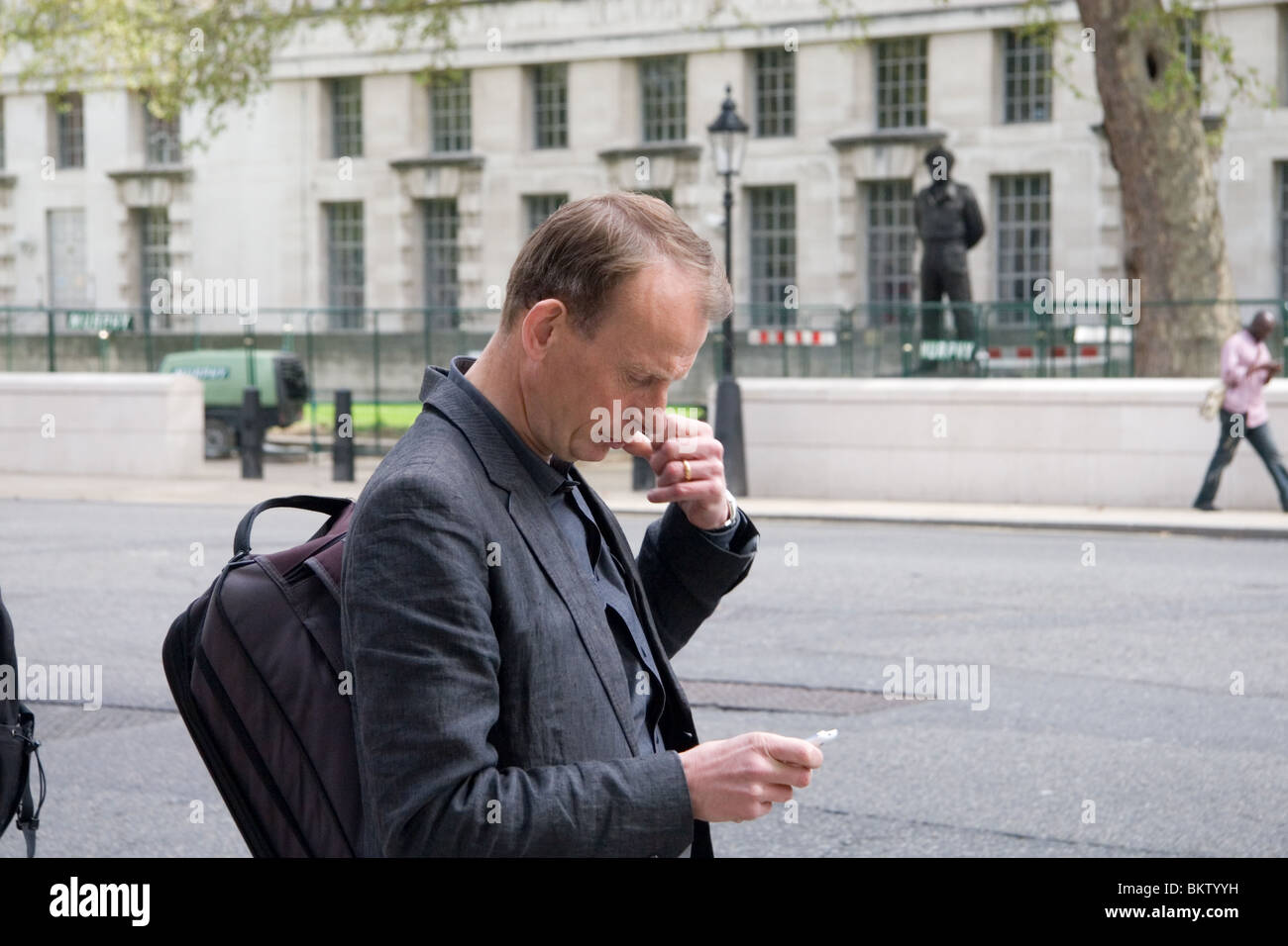 Nachrichtensender Andrew Marr in Whitehall, London, während der allgemeinen Wahlen 2010 Stockfoto