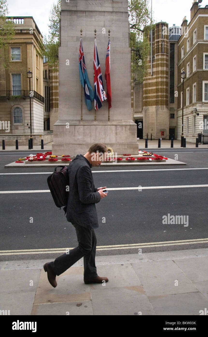 Nachrichtensender Andrew Marr geht vorbei an der Kenotaph, Whitehall, London, während der allgemeinen Wahlen 2010 Stockfoto