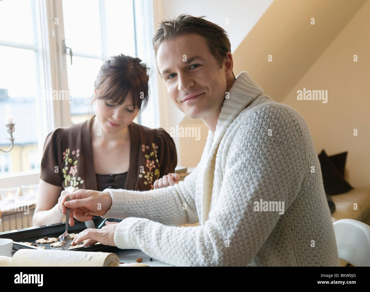 Mann und Frau Pfefferkuchen Backen Stockfoto