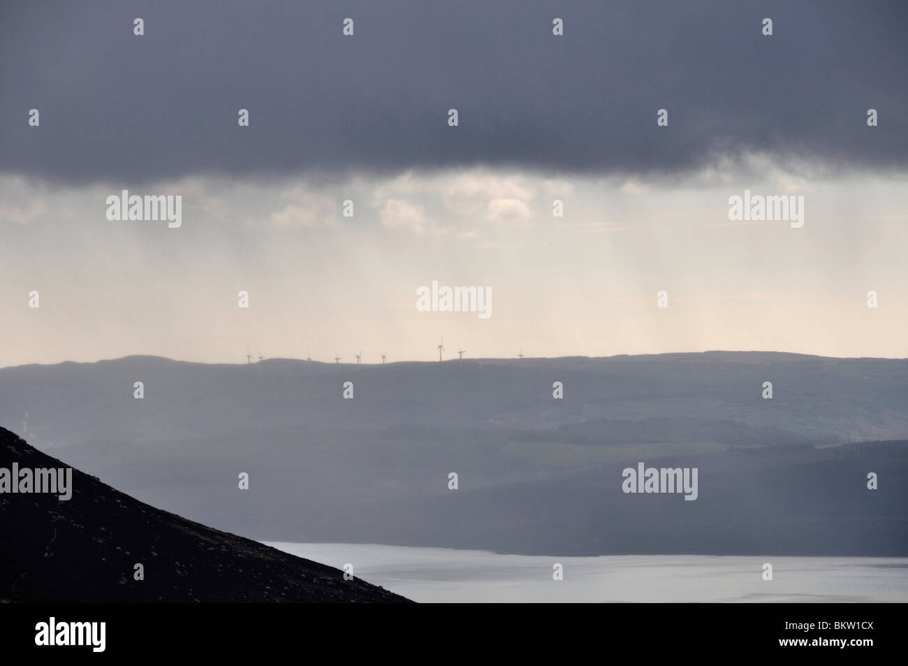 Dunklen Himmel über Mull of Kintyre von Arran Stockfoto
