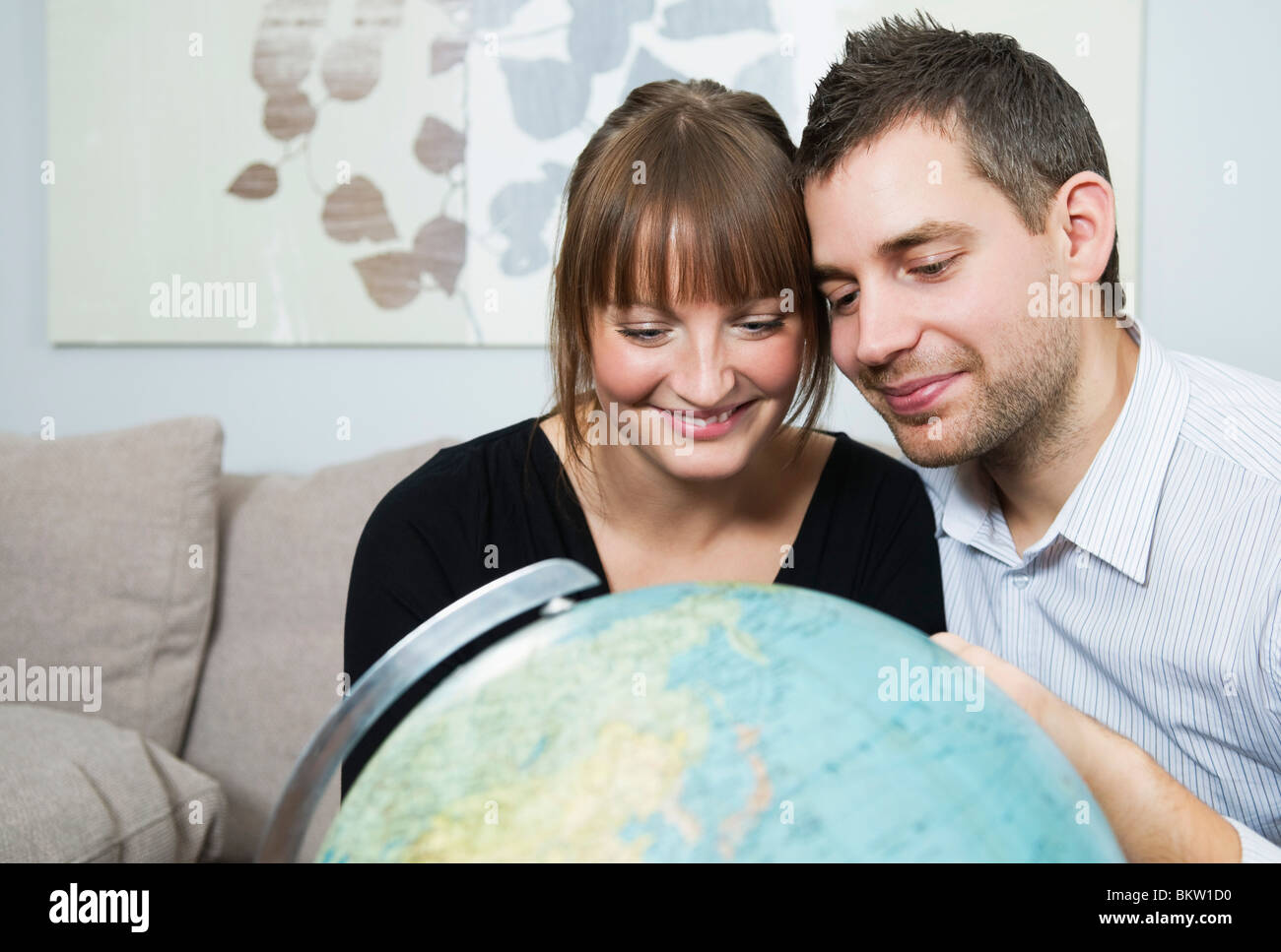 Paar auf der Suche im globe Stockfoto