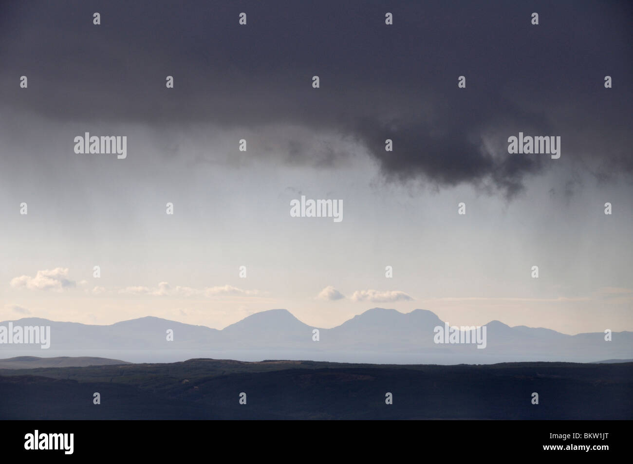 Dunkle Wolken über Mull of Kintyre und Paps of Jura von Arran, Schottland Stockfoto
