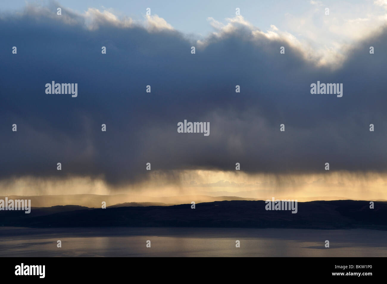 Dunkle Regenwolken über Mull of Kintyre aus Meall Bhig, Arran Stockfoto
