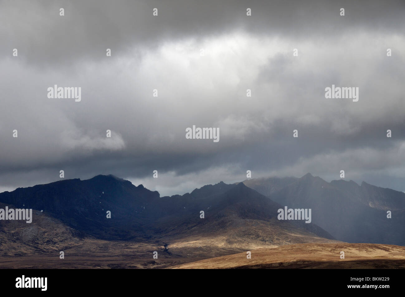 Regenschauer über Goat Fell massiv aus A'Chruach, Arran, Schottland Stockfoto