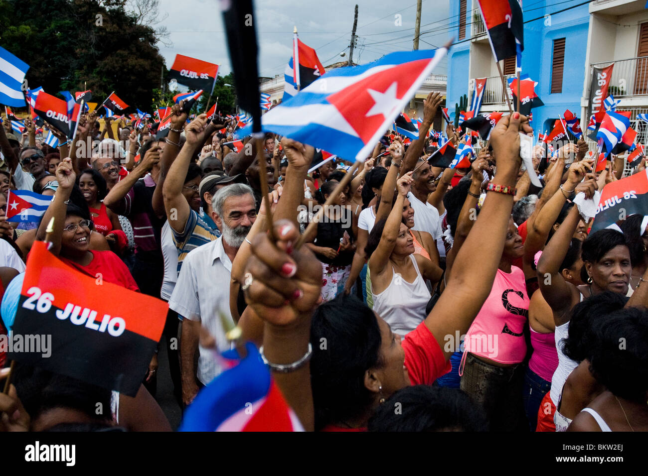 Kubaner winken die Nationalflaggen während der jährlichen Feier von Anfang an die kubanische Revolution in Santiago De Cuba, Kuba. Stockfoto