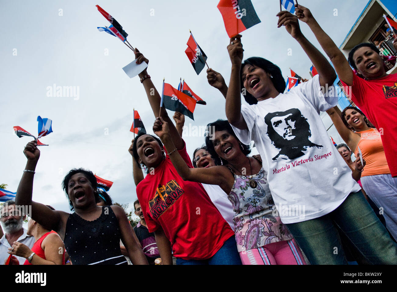 Kubanische Frauen winken die Nationalflaggen während der Feier des Jahrestages der kubanischen Revolution in Santiago De Cuba, Kuba. Stockfoto